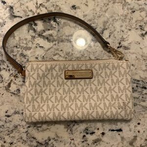 Micheal Kors Signature Jet Set Medium Wristlet